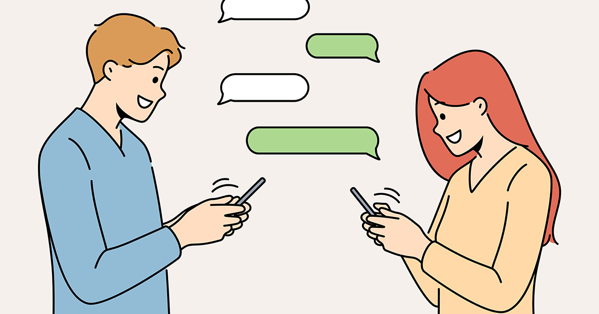 Un homme et une femme se faisant face s'échangent des messages par leurs smartphones interposés
